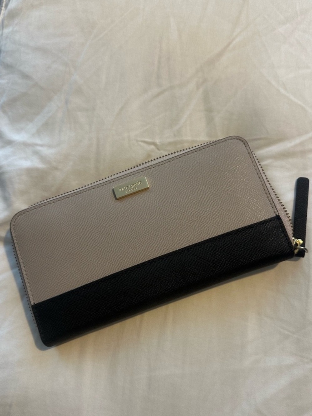 kate spade Two-Tone Zip Wallet in Light Gray and Black